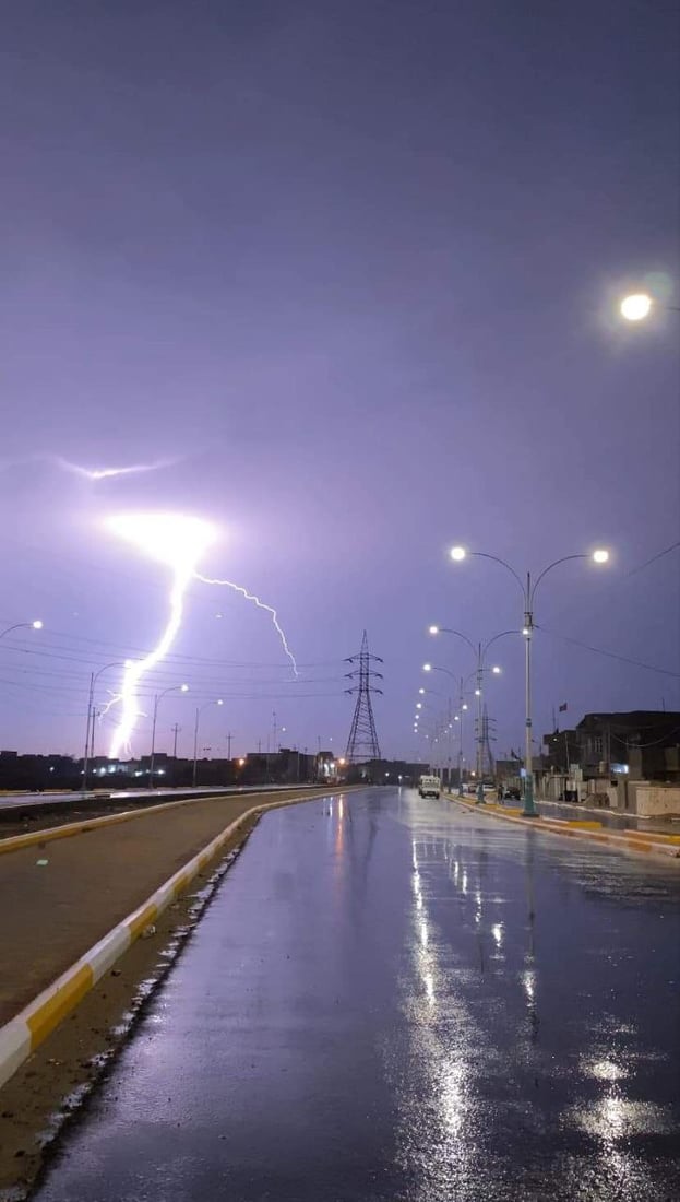 صور وفيديو.. الأمطار والسيول استمرت 4 ساعات في بادية السماوة وأطاحت بأعمدة الكهرباء