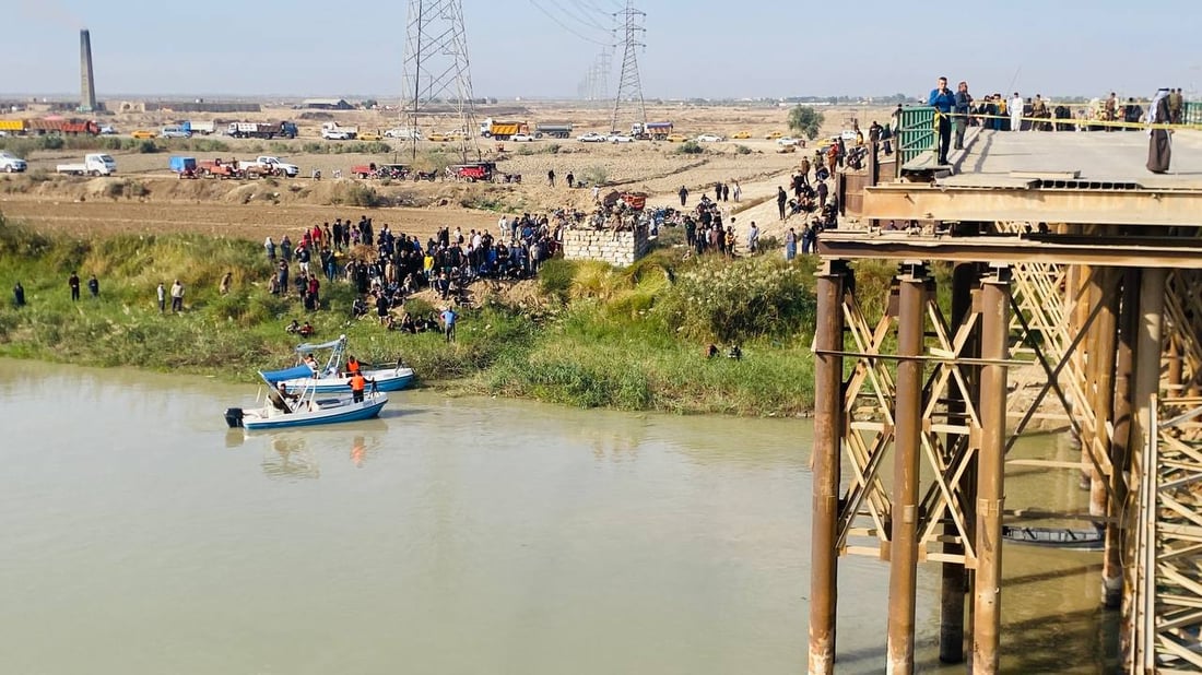 بعد انهيار جسر الطبر.. انتشال جثتي سائق تريلة وفتى سقط في النهر (صور)