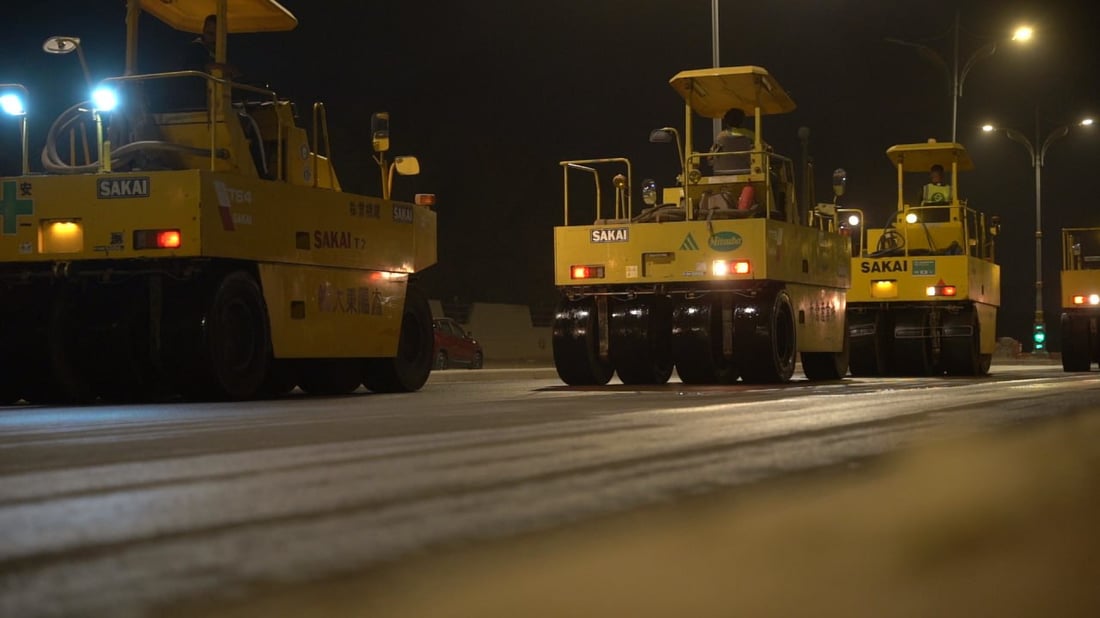 صور من كربلاء.. العمل يتقدم بسرعة في شارع مجمع الدرة