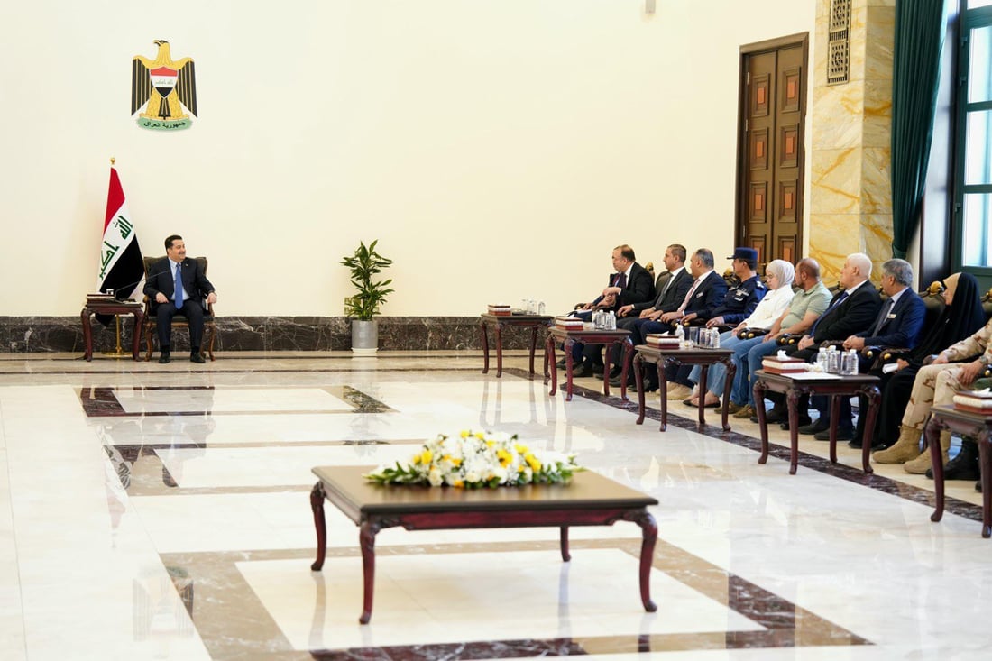 السوداني يكرّم 50 موظفاً متميزاً ويتحدث عن قصصهم بإعجاب (صور)