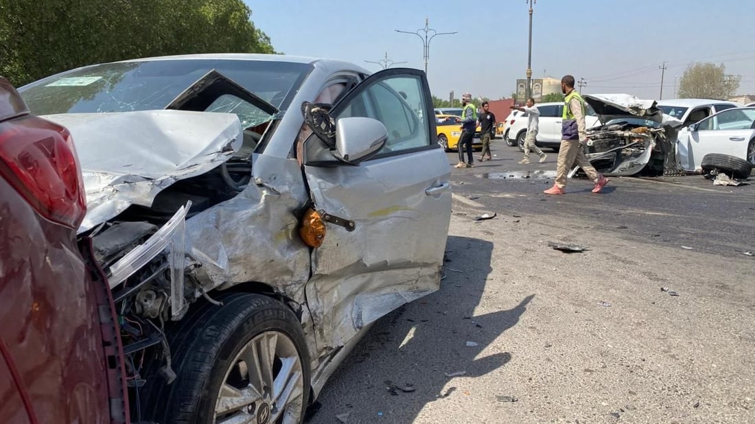 صور: 5 سيارات تحطمت.. تريلة متهورة تثير الفوضى في البصرة