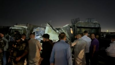 فيديو: النيران التهمت 7 سيارات وصهريجاً.. الدفاع المدني سيطر على حريق الموصل