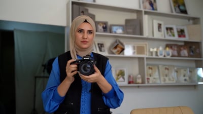 “حوراء” أول امرأة تدير ستوديو في الخالص وتشجع أهل مدينتها: عودوا إلى السوق