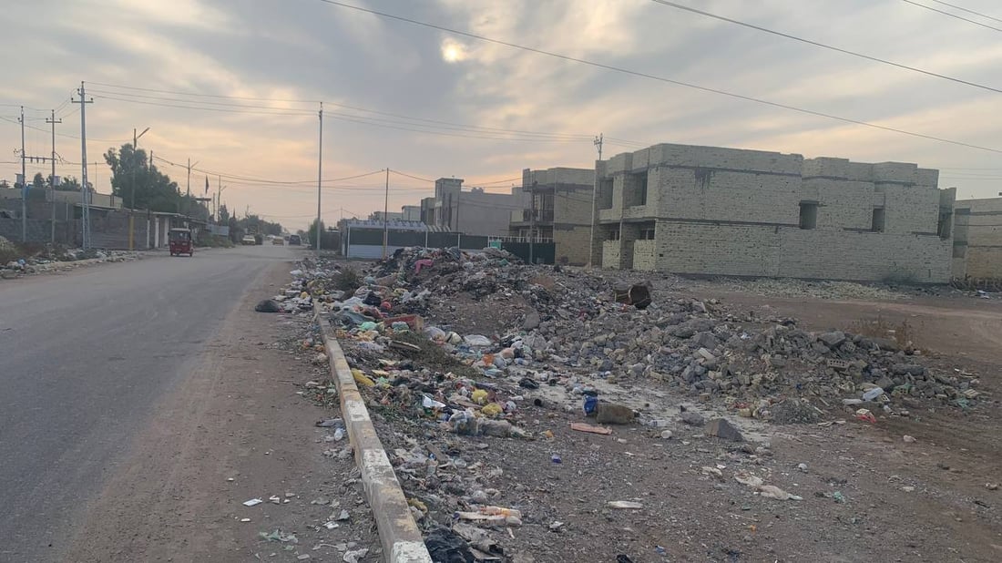 النفايات تحاصر “شمر” في هور رجب.. أمانة بغداد في طريقها لإنقاذ الموقف (صور)