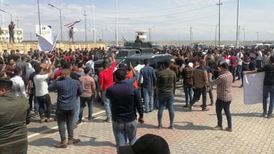 فيديو: متظاهرون غاضبون يقطعون طريق الحسناوي ويجبرونه على البقاء في مستشفى تكريت