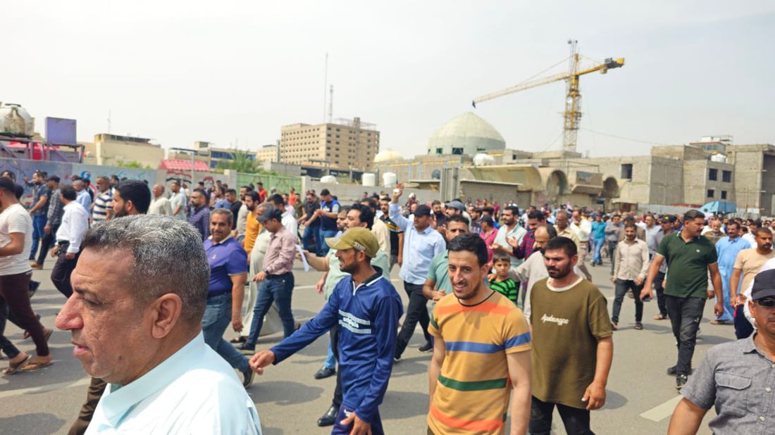 تظاهرة حاشدة لموظفي التربية وعمال البلدية في كربلاء: سيقتلنا الجوع (صور)