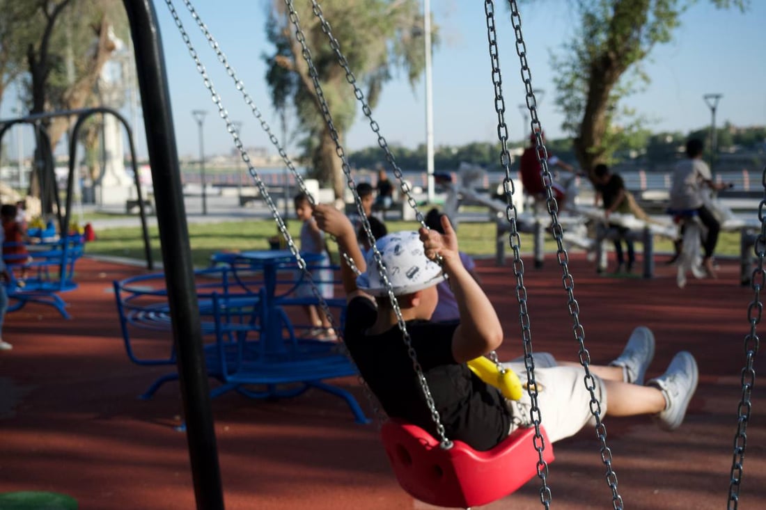 حية ودرج ومنضدة وريشة.. صور من كورنيش أبو نؤاس مع اكتمال الجزء الثاني “الأحلى”