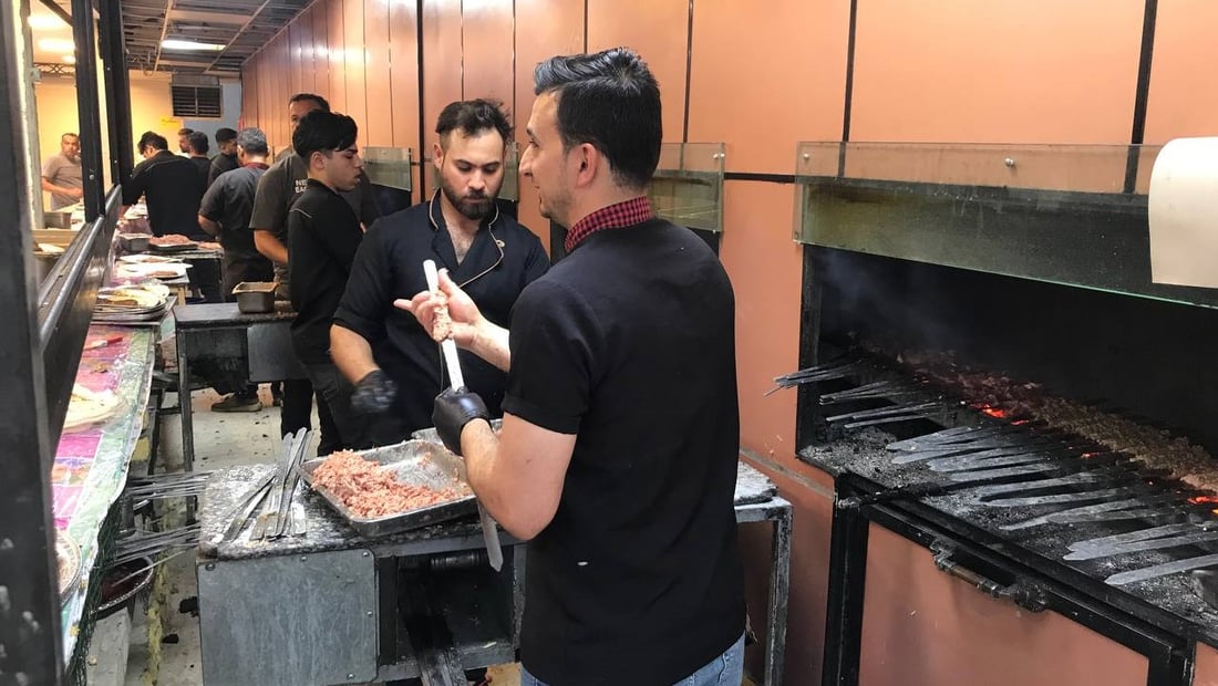 الكباب في الكوت أرخص من اللحم.. حشود تريد الطلب قبل ساعة من الإفطار