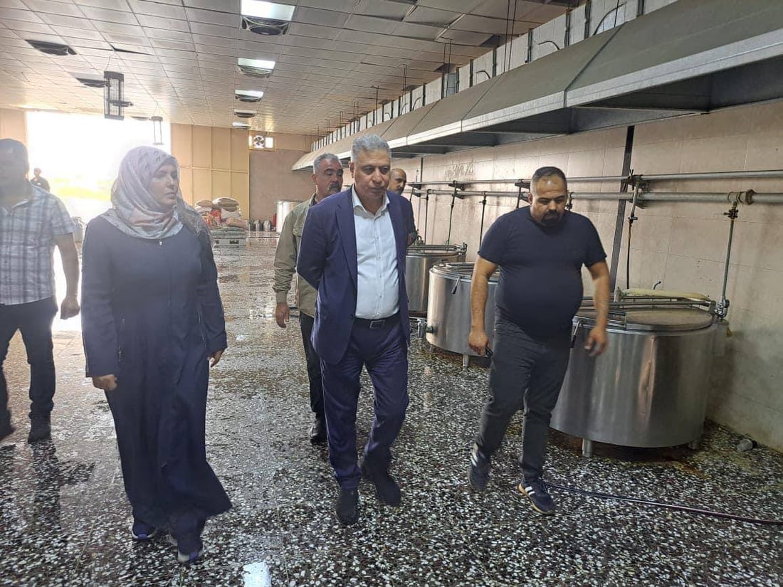 صور: أرشد الصالحي مع نائبتين يتحققون من وزن الصمونة في سجن بغداد المركزي