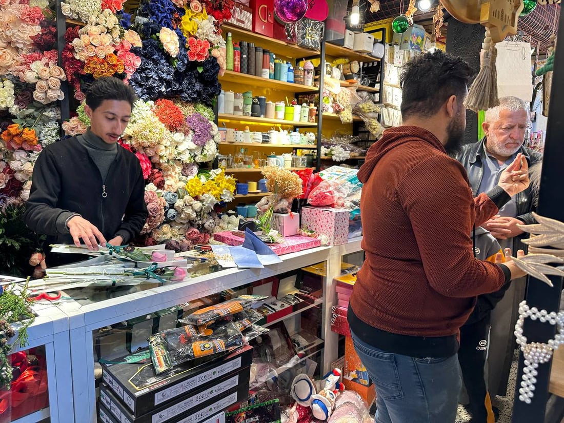ليلة عامرة بالحب في الأنبار.. التلاميذ يختارون هدايا المعلم والآباء يدفعون (صور)