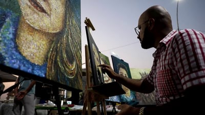 البصرة: فنان يرسم بالأصابع “أصعب اللوحات”.. يوميات شارع الفراهيدي الثقافي (فيديو)