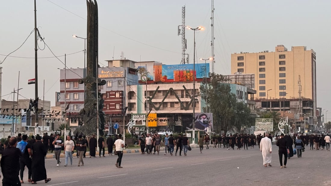 صور من شوارع النجف.. الزوار يواصلون التدفق مع بدء كلمة الصدر