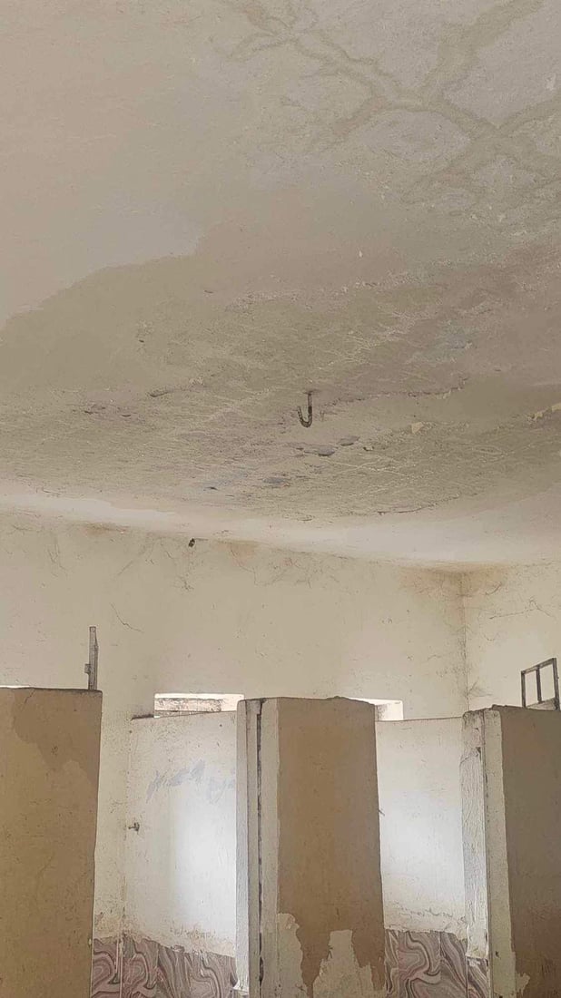 السقف آيل للسقوط والمدرسة بخطر.. رسالة لرئيس الوزراء من أولياء الأمور في الخالص