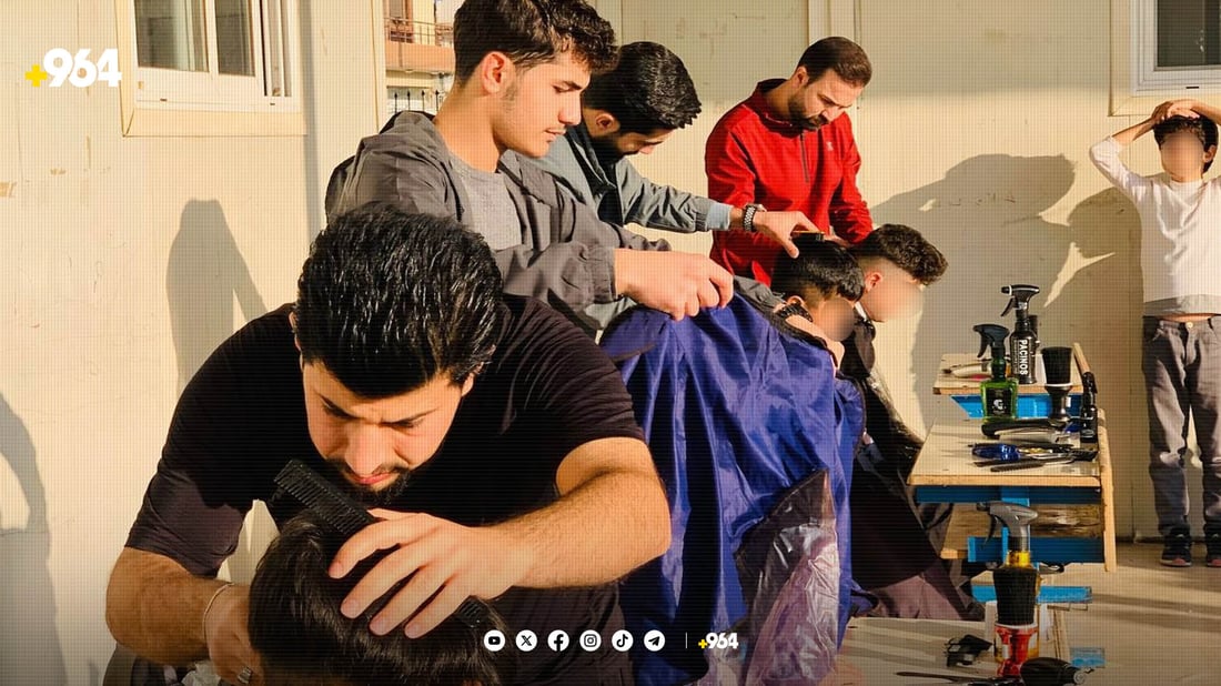 چەند گەنجێک بەخۆڕایی قژی منداڵی خێزانە کەمدەرامەتەکان چاک دەکەن