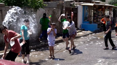 يرشون الماء على بعضهم وسط الشوارع.. شاهد هذا الطقس المسيحي المنعش!