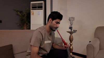 أزمة هرمز وصلت إلى أراكيل النجف.. الإندونيسي اختفى في البحر والإيراني رخيص و”يدوخ”
