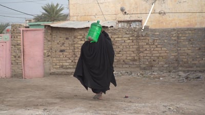 صور: سيدات بابل ينقلن الماء بـ”الجليكانات” منذ أسبوعين.. والكهرباء تعد بخط طوارئ