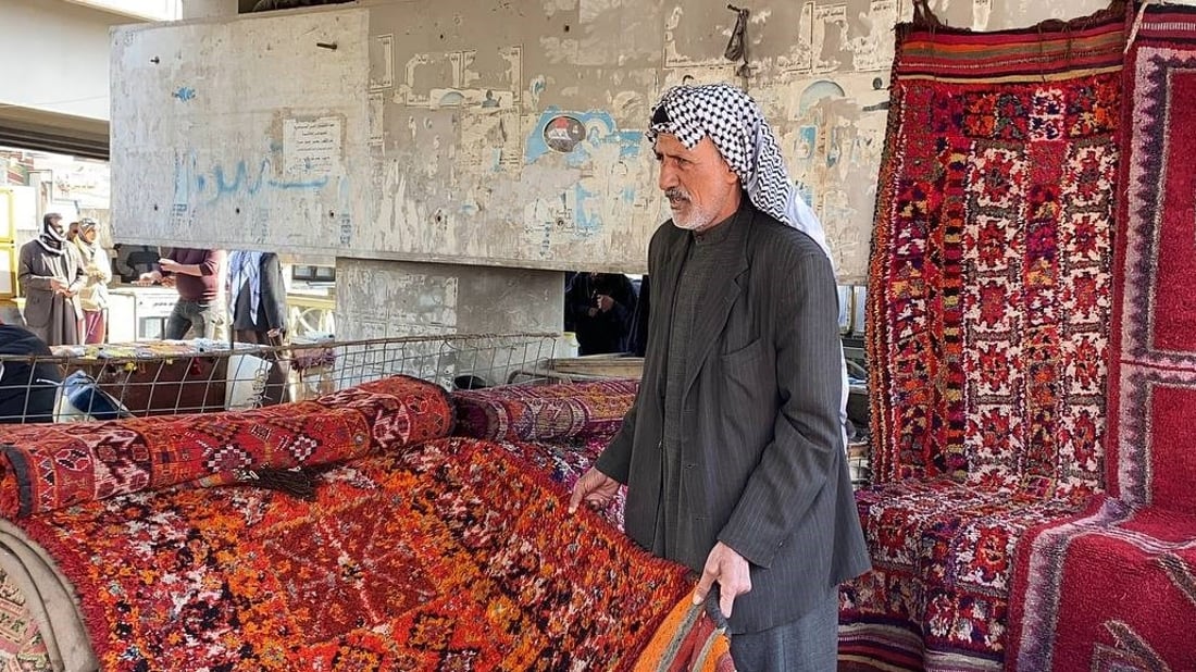 الناصرية: حاج رسول يذود عن السجاد العراقي وحيداً.. والأثرياء يعشقون الحجيمي (صور)