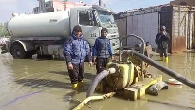 البصرة: الدوائر الخدمية تساند البلدية لسحب مياه الأمطار في الزبير