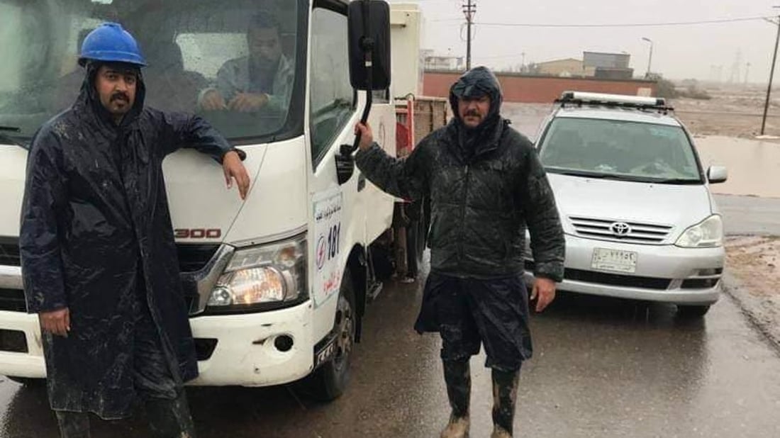 تحت الأمطار.. عدسة 964 ترصد عملا بطوليا لفريق كهربائي في الفاو