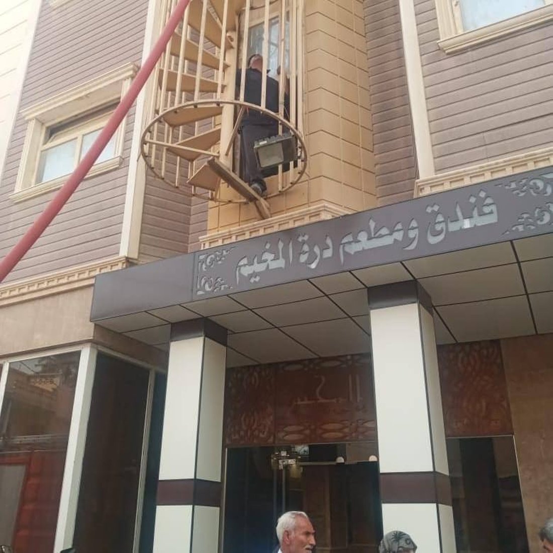 كربلاء قبل قليل: فرق الدفاع المدني تخمد حريقاً في فندق “درة المخيم” (صور)