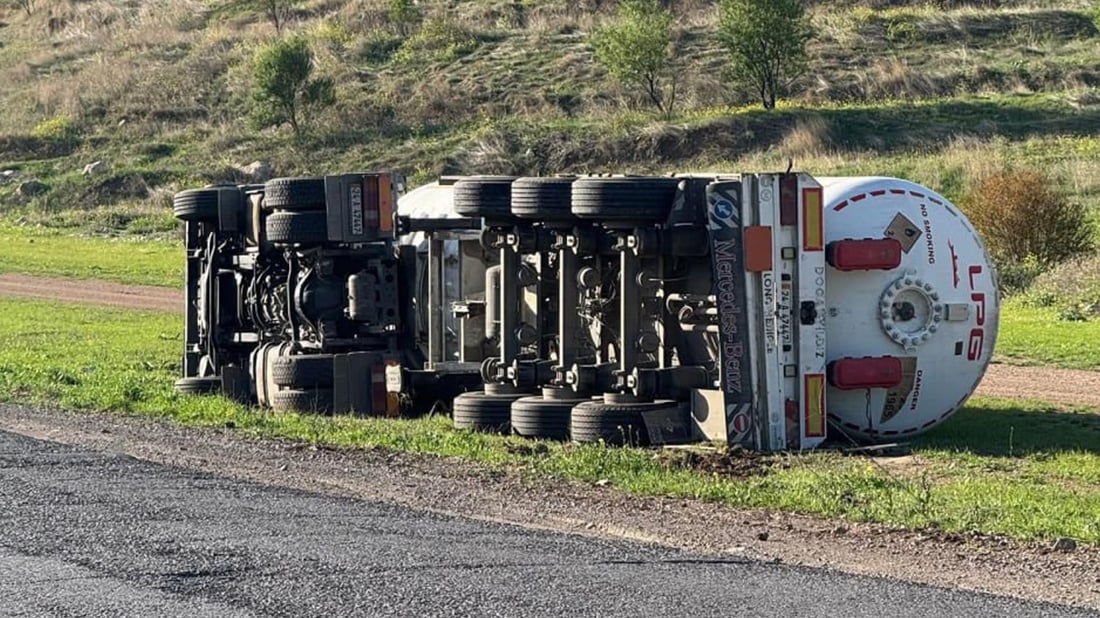 تانگەرێکى گواستنەوەى غازى شل وەرگەڕا