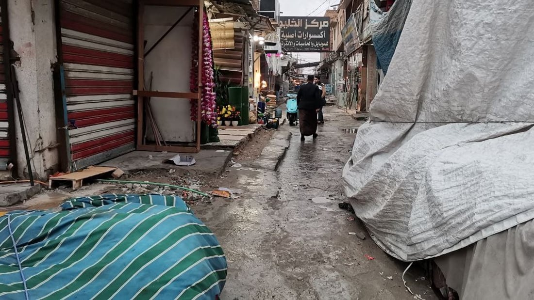 صور: الأمطار أغلقت سوق الديوانية الكبير.. الباعة قضوا يومهم حول عربات “اللبلبي”