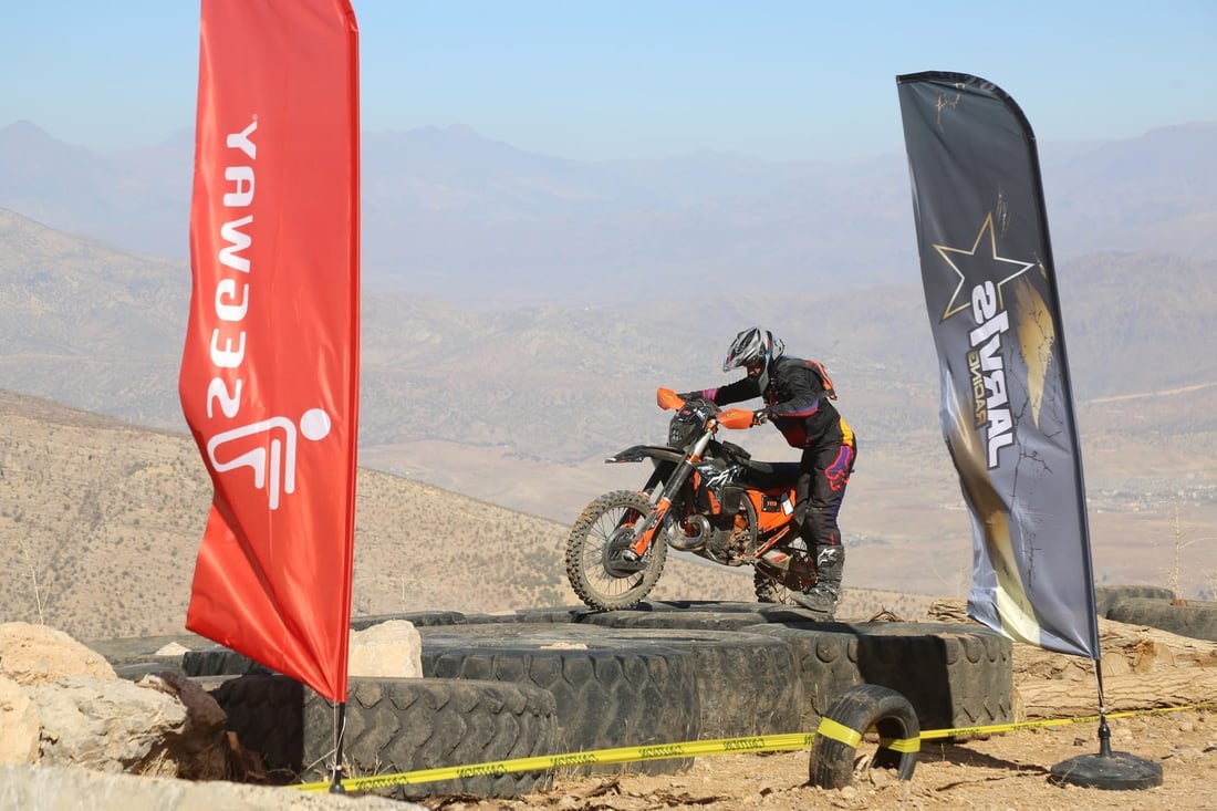 صور مبهرة من سباق الدراجات النارية على منحدرات جبل كورك الوعرة