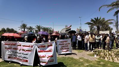 فيديو: تظاهرة تغلق مجلس محافظة النجف.. طالبوا بالتعيين ورفضوا القطاع الخاص