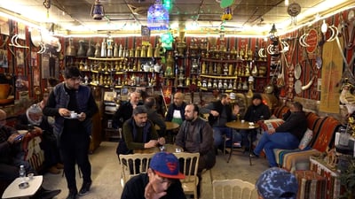 فيديو: الحياة تعود إلى شارع الشعارين في الموصل.. مقاهي ومطاعم وشيش الكباب بألف