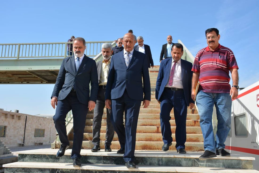صور: مدير السكك التركي يتجول بين قطارات البصرة