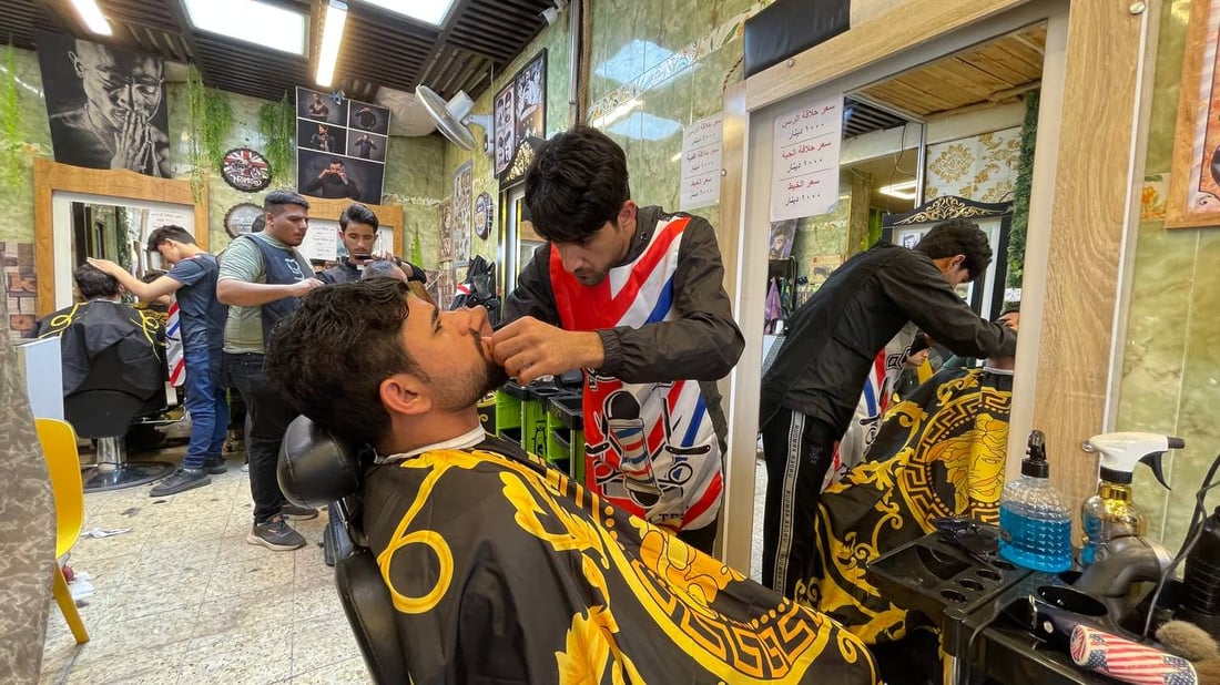 حلاق جاء من الأنبار إلى باب المعظم يحدد ألف دينار أجرة للحلاقة (صور)