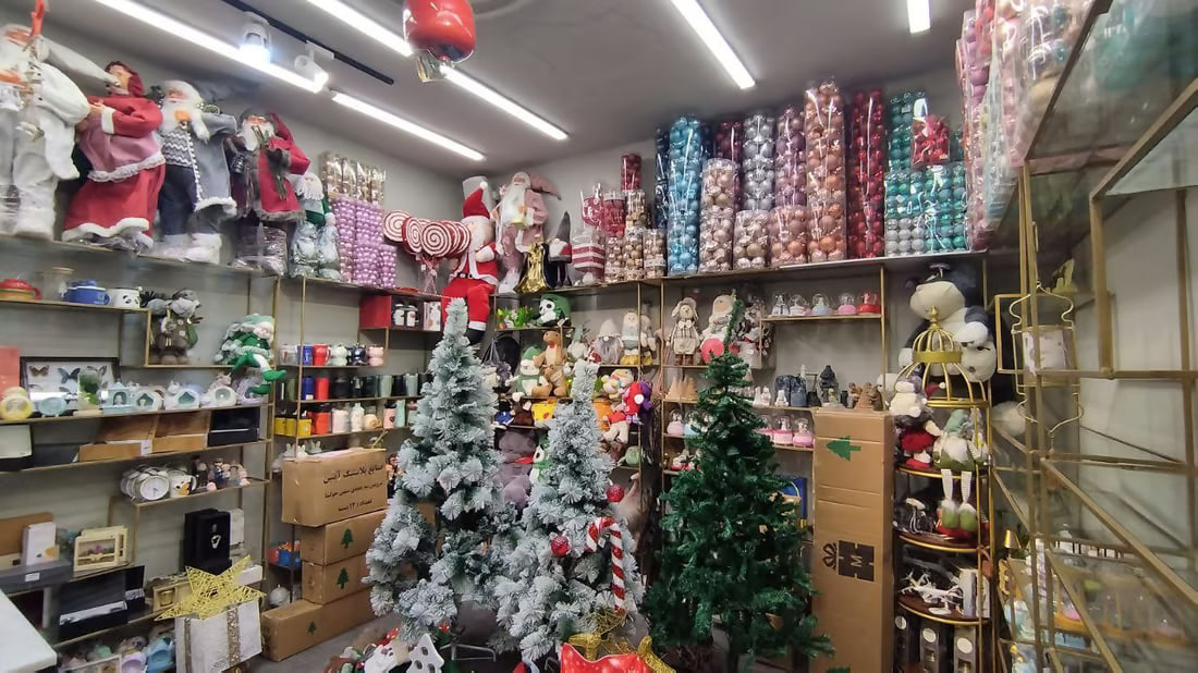 Holiday spirit enlivens Babylon’s market with decorations and gifts