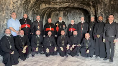 وفد الآباء جاء من لبنان وصعد للمغارة 120 درجة.. صلاة مهيبة في كنيسة مار جرجرس