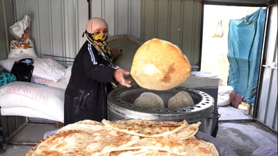 لأهل الكوت.. “خبز بيت” من يد السيدة أم جواد في حي الحوراء و”صفر صودا”