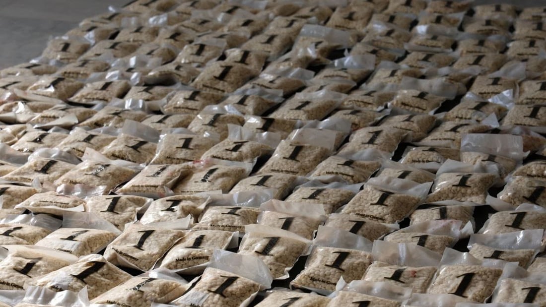 العراق ينفذ عملية داخل سوريا ويضبط 300 ألف حبة مخدرة ويعتقل تاجرين دوليين