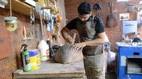 فيديو: العود العراقي أوتاره ساحرة.. مفضل في الخليج على ا...
