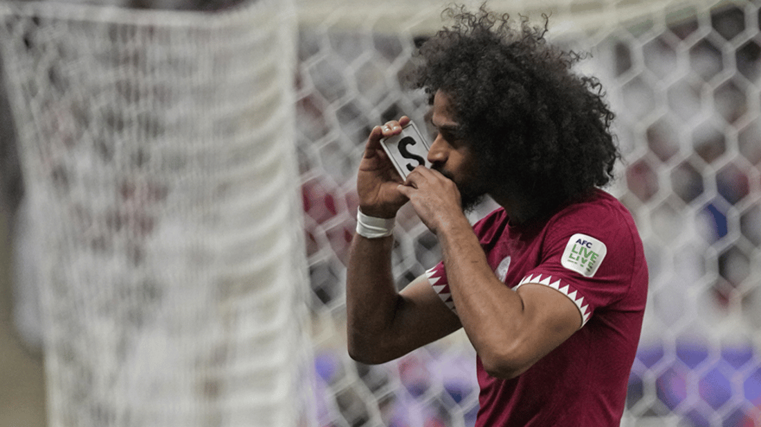 خەڵاتەکەی پێشکەشی خێزانەکەی کرد