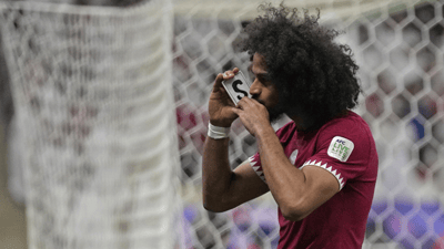 خەڵاتەکەی پێشکەشی خێزانەکەی کرد