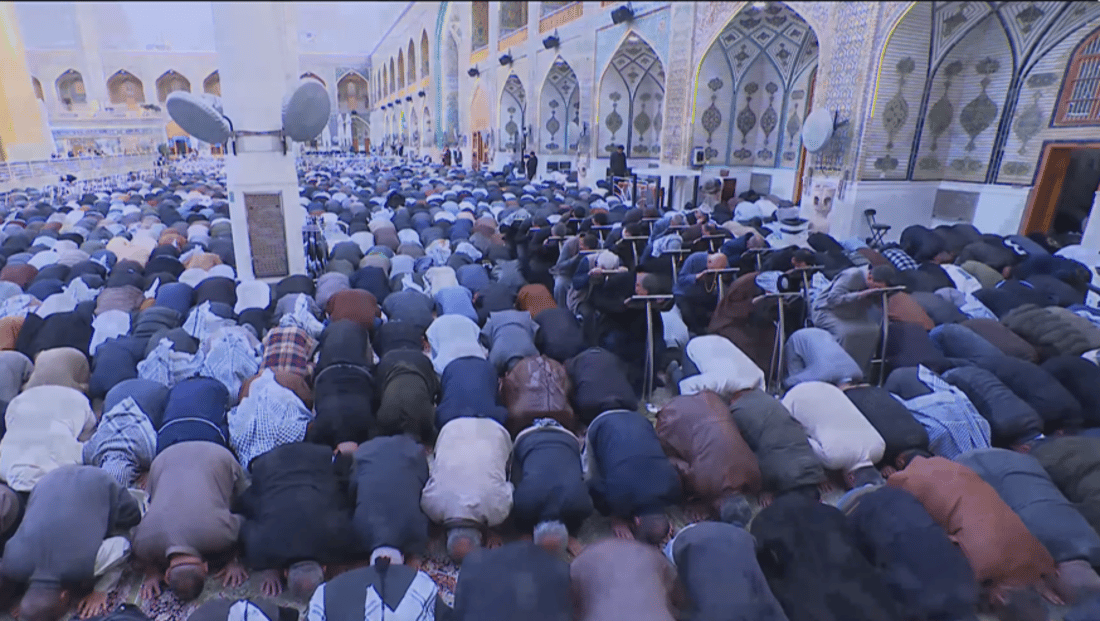 حشود على مد النظر في العتبة العلوية لأداء صلاة العيد (صور)