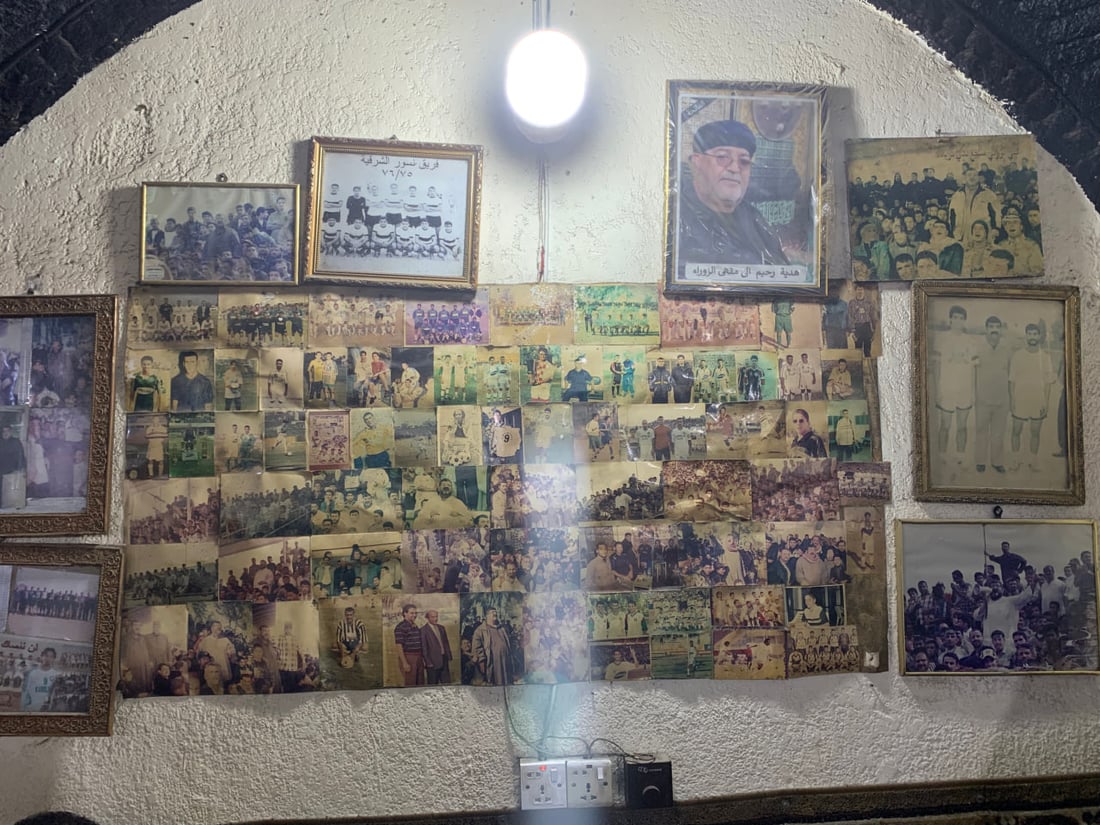 سطور من حياة عميد الزورائيين الراحل في كربلاء وصور من المقهى الشهير في العباسية