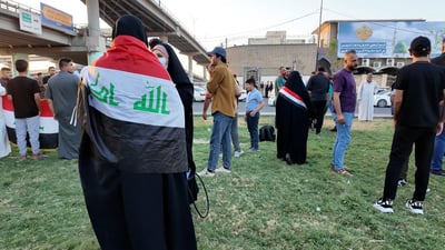 “رائحة” كريهة في النجف ومظاهرة عند مجسر ثورة العشرين (فيديو)