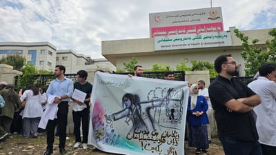پزیشکێکی دانەمەزراو؛ لەبری خزمەت خەریکی خۆپیشاندانین