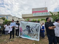 پزیشکێکی دانەمەزراو؛ لەبری خزمەت خەریکی خۆپیشاندانین