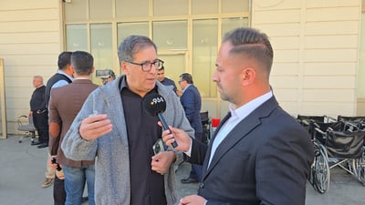 نووسەر و هاوڕێکانی شێرزاد حەسەن چوونەتە بەردەم نەخۆشخانەی شار