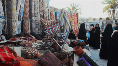 حاكته نساء الحمزة برموز بابل وآشور قبل 50 عاماً.. فيديو من أسواق سجاد “الغليجة”