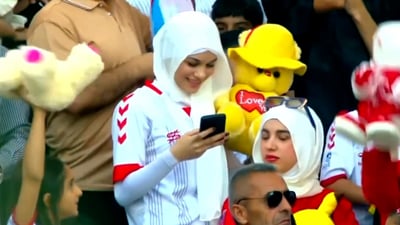 شاهد: جماهير زاخو ملأت أرض الملعب بالدمى دعماً لمرضى السرطان