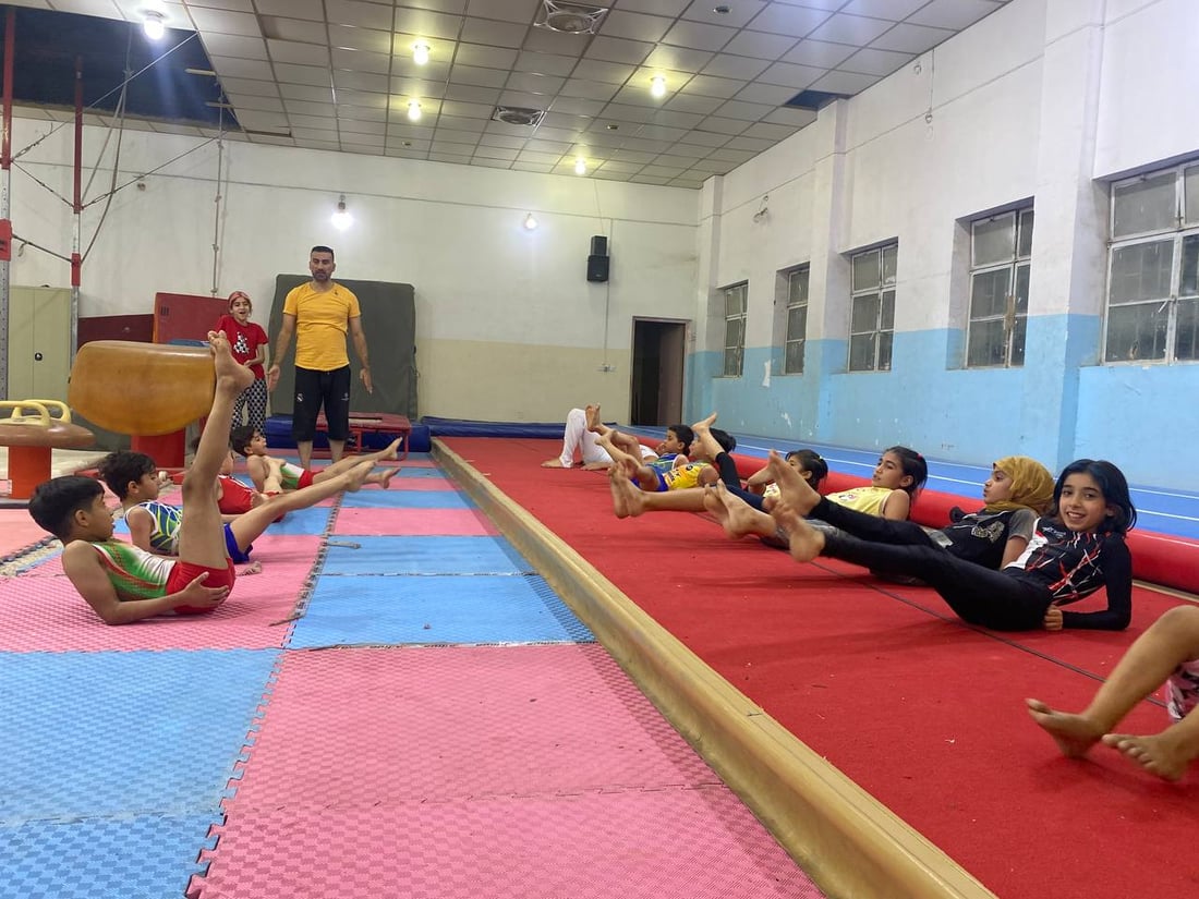 كابتن نوار يدرب أطفال البصرة لذهبية آسيا.. مرح وقساوة في قاعة الجمباز (فيديو)