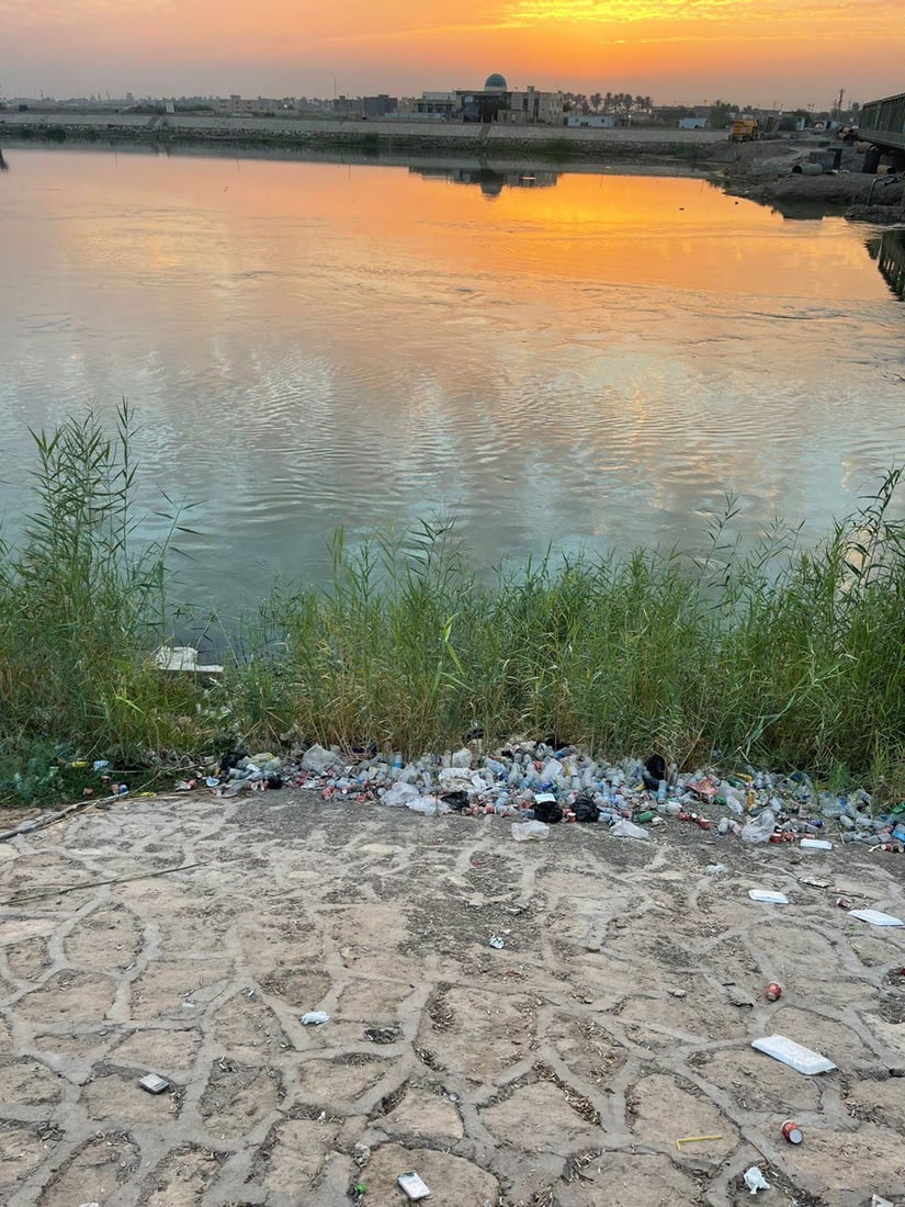 مخلفات الساهرين على ضفاف الفرات تشوّه كورنيش الفلوجة (صور)