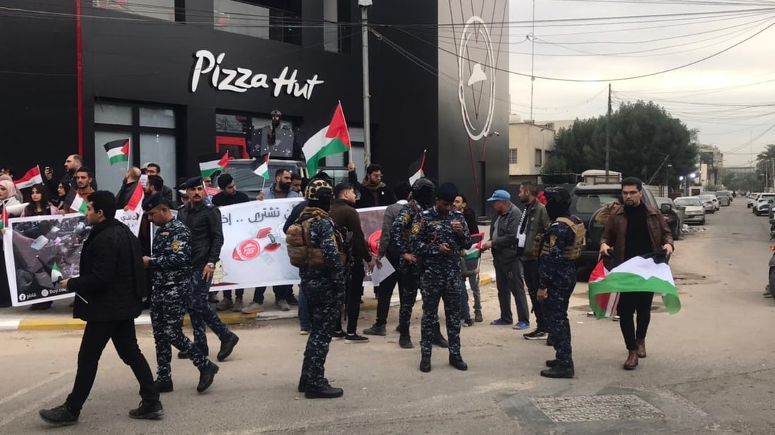 فيديو: المطاعم الأمريكية في بغداد محاطة برجال الأمن خلال مظاهرة احتجاجية